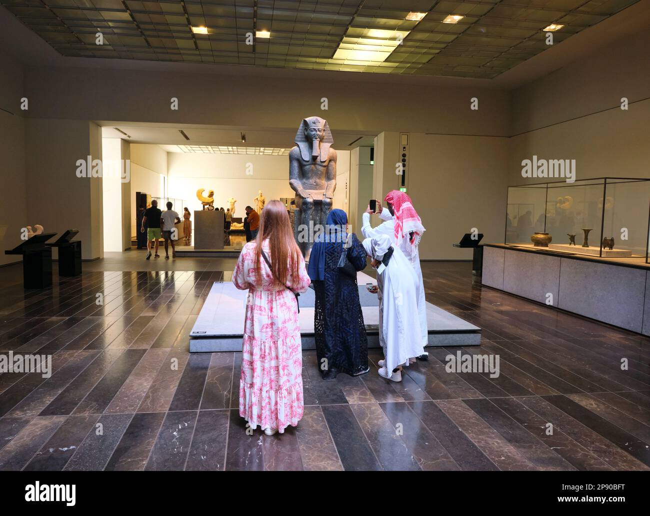 Ein Galerieraum mit einer Skulptur aus ägyptischem Pharoh. Im Kunstmuseum des französischen Louvre in Abu Dhabi, Vereinigte Arabische Emirate. Stockfoto