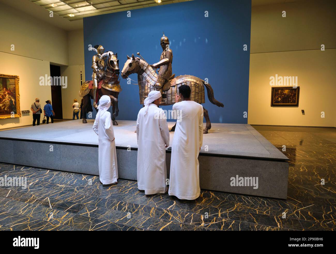Eine Pferde- und Kriegerpanzerung in einem Galerieraum. Im Kunstmuseum des französischen Louvre in Abu Dhabi, Vereinigte Arabische Emirate. Stockfoto