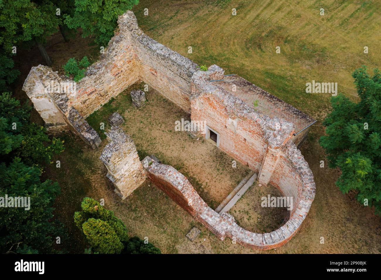 Unbenannter Tempelriun aus der Arpad-Zeit. In der Nähe des Dorfes Radliget. Diese nicht allzu berühmte Sehenswürdigkeit ist ein historisches Denkmal aus dem mittleren Alter. Stockfoto