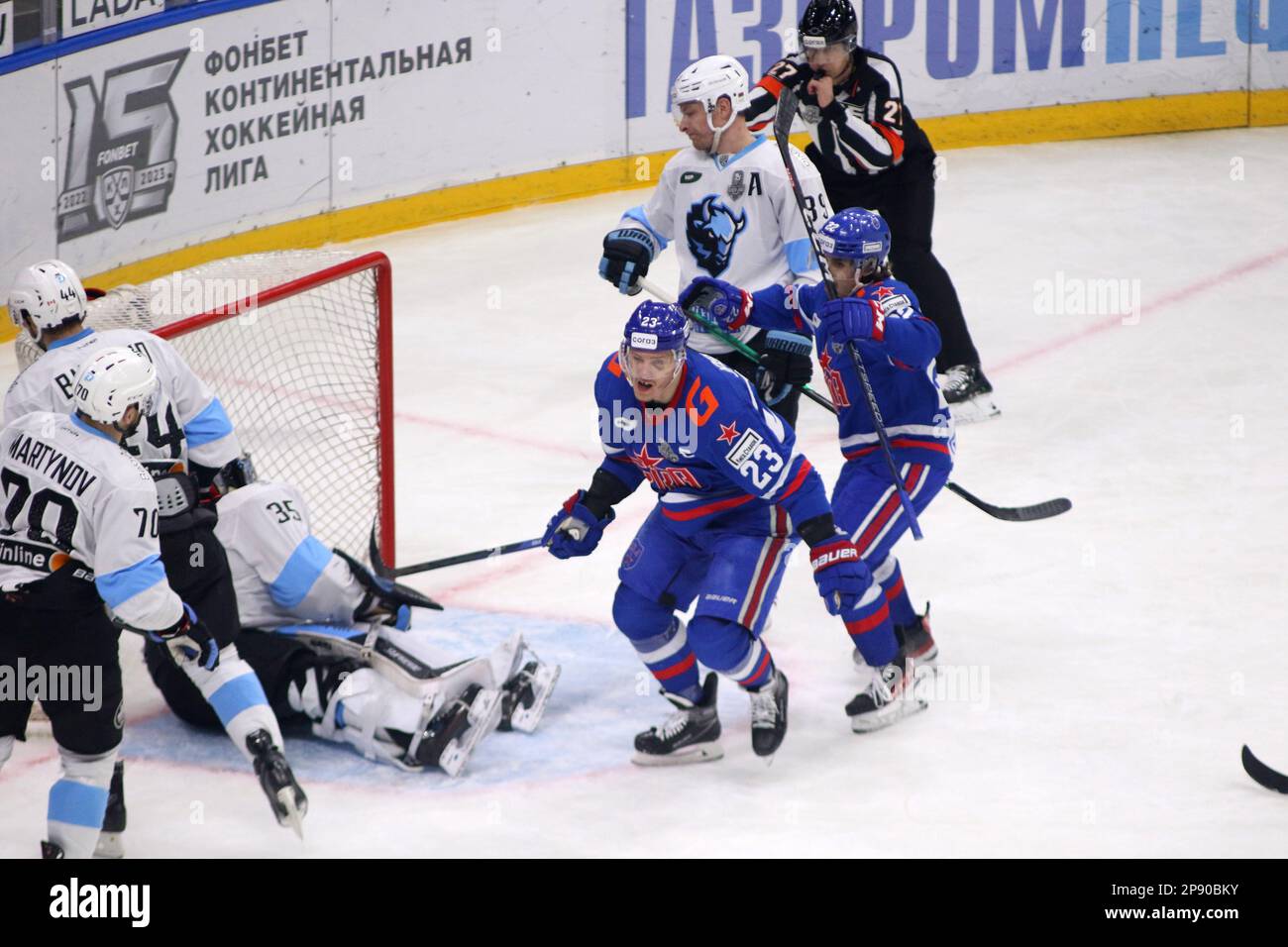 Sankt Petersburg, Russland. 09. März 2023. Dinamo-Hockey-Club-Spieler, Mark Barberio (Nr.44), Alexey Kolosov (Nr.35) und SKA-Hockey-Club-Spieler, Marat Khusnutdinov (Nr.22), Dmitry Jaskin (Nr.23) in Aktion während der Kontinental-Hockey-Liga, Gagarin Cup, Spiel 5, 1/4 Finale der Western Conference Season KHL 2022 - 2023 zwischen SKA Saint Petersburg und Dinamo Minsk im Ice Sports Palace. (Endstand; SKA Saint Petersburg 6:3 Dinamo Minsk) Guthaben: SOPA Images Limited/Alamy Live News Stockfoto