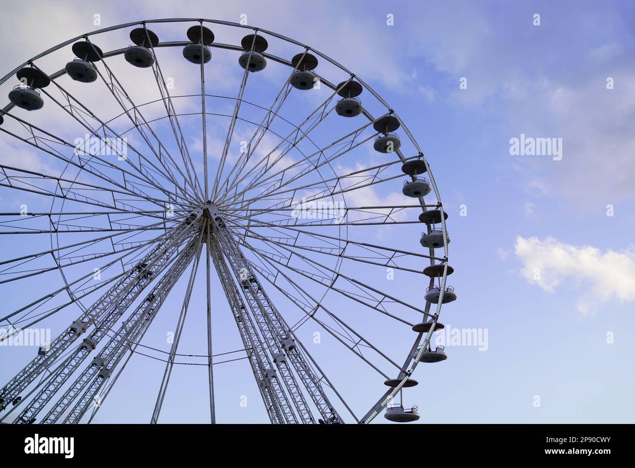 Funfairs Riesenrad Vergnügungspark mit blauem Wolkenhimmel Stockfoto