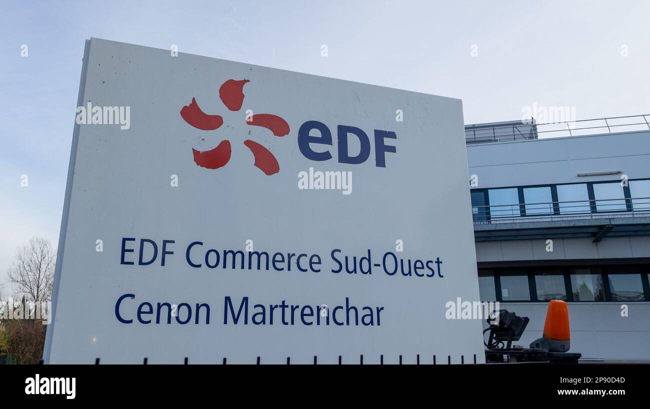 Bordeaux , Aquitaine France - 02 22 2023 : EDF-Handelsbüro im Südwesten in cenon Logo und Textschild am Hauptsitz des Panels französische multinationale Unternehmen Stockfoto