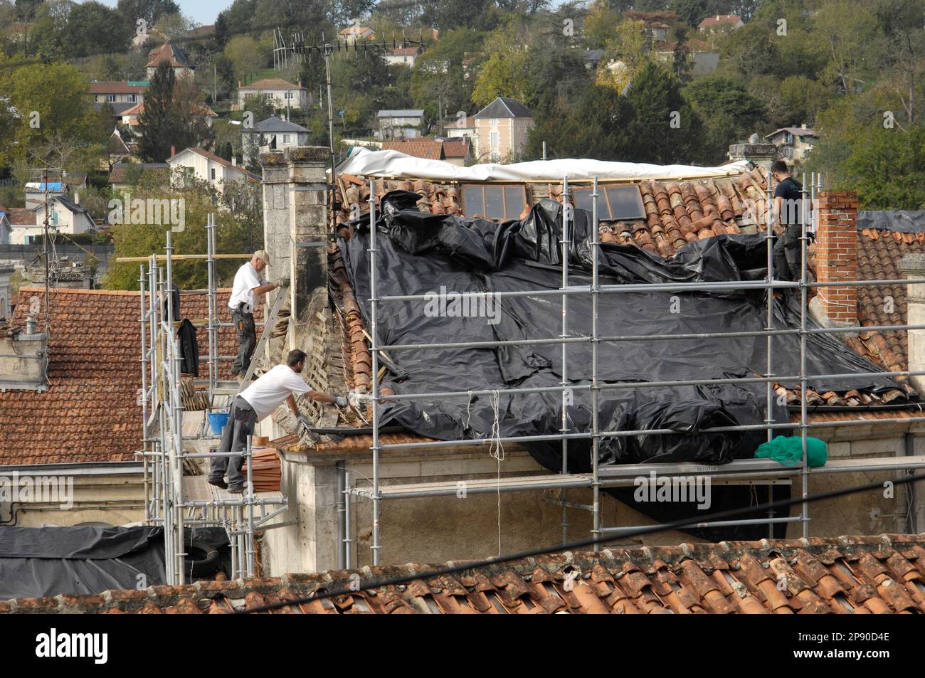 DACHDECKER BEI DER ARBEIT – RIBÉRAC DORDOGNE AQUITAINE FRANCE 2022-2023 © FRÉDÉRIC BEAUMONT Stockfoto