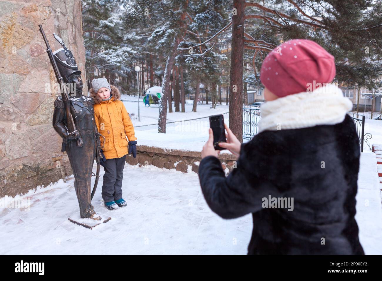 Sosnovy Bor, Russland-circa Jan 2018: Mutter macht Fotos mit ihrer Tochter und dem Brave Tin Soldier. Omplex zum 175. Jahrestag der s Stockfoto