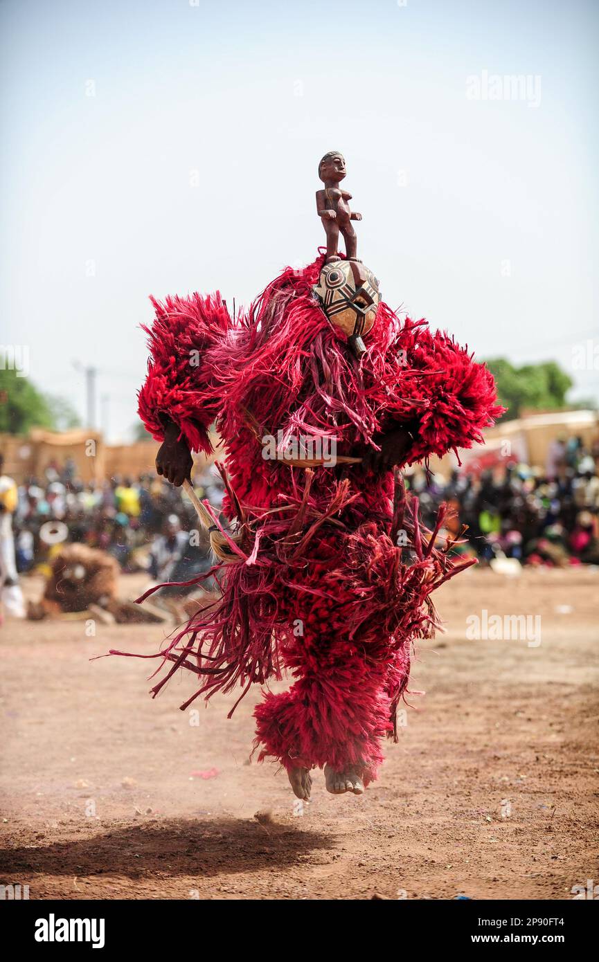 Eine fasermaskierte Figur, die das Festima Festival in Dedougou, Burkina Faso, aufführt Stockfoto