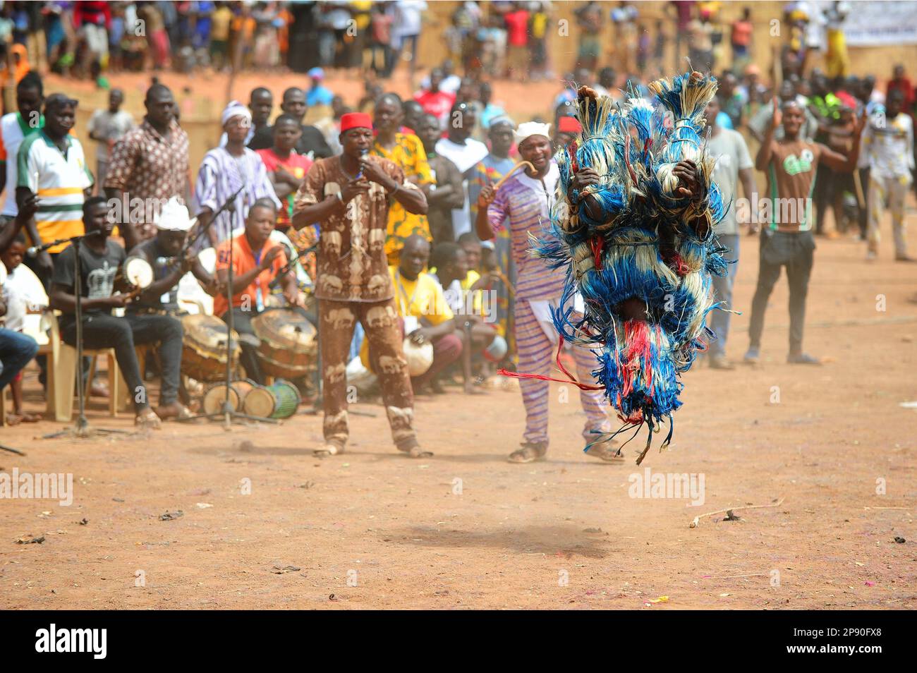 Eine bunte Fasermaske für die Massen beim Festima Festival in Dedougou, Burkina Faso Stockfoto