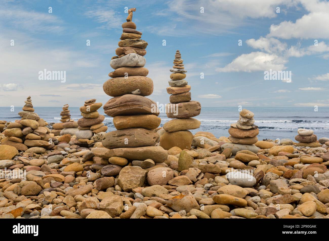 Balancierende Steine am Strand Stockfoto