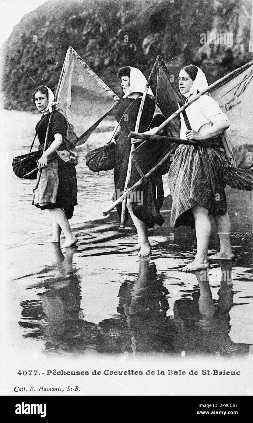 Claude Lacourarie - bretonischer Fotograf - das ländliche Leben der Bretagne um 1900 - drei bretonische Garnelenfrauen mit traditionellen Netzen. Stockfoto