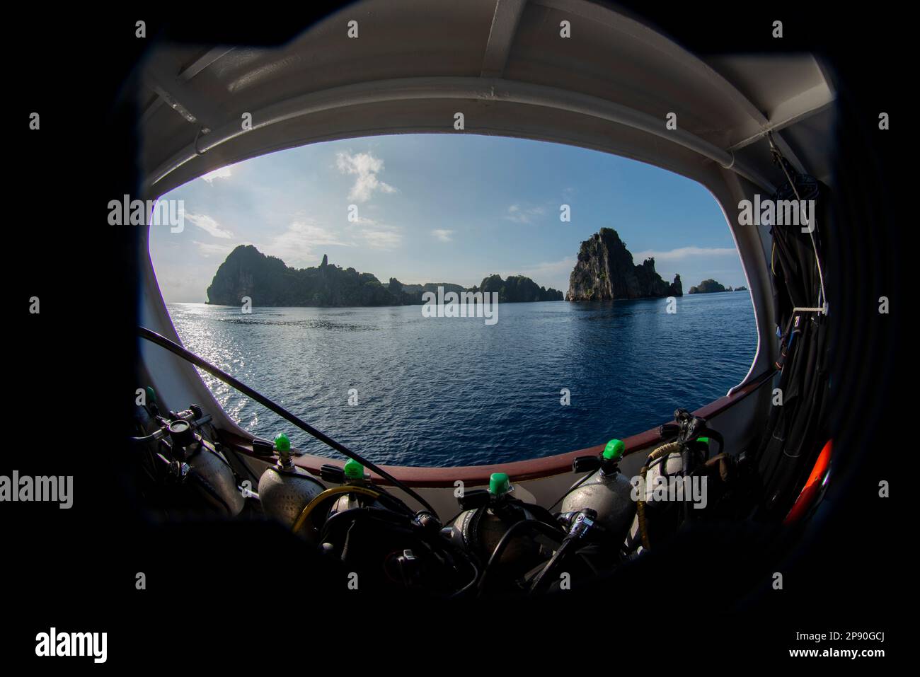 Kalksteininseln durch Bullauge auf Meerjungfrau-Liveboard-Boot (Eigentum freigegeben) von Tauchbecken, Raja Ampat, West Papua, Indonesien Stockfoto