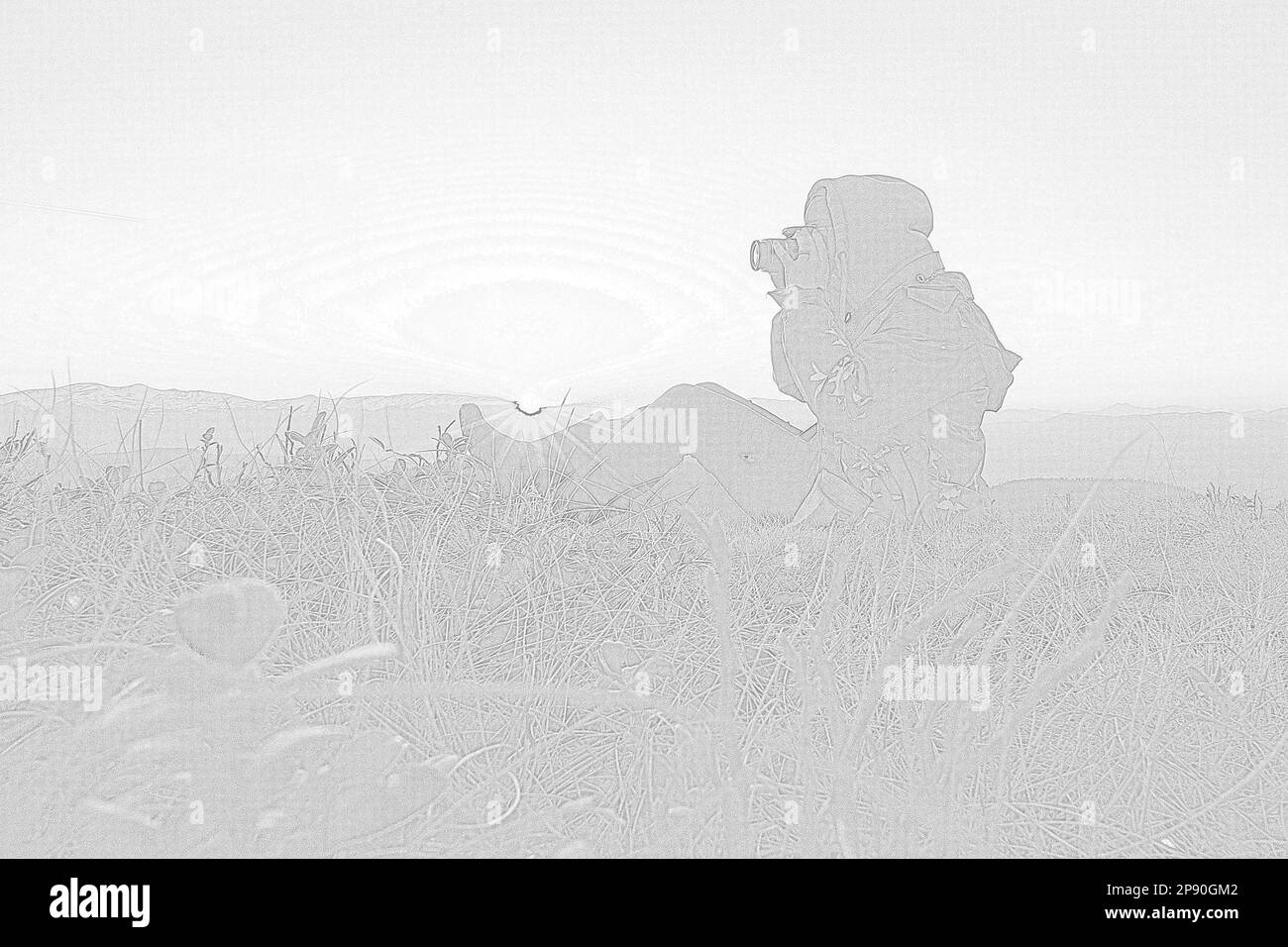 Wanderfotograf, der den Sonnenuntergang fotografiert und handgezeichnete Zeichnungen eingraviert. Schwarz-weiße Bleistiftdrucke mit körniger Textur. Fotorealistische Zeichnung st Stockfoto