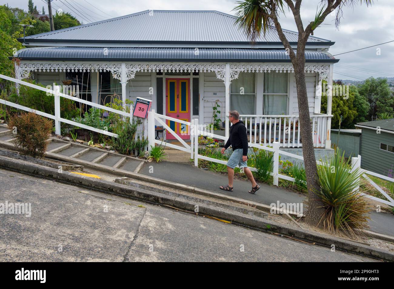 Ein Haus in der steilsten Straße der Welt - Baldwin Street, Dunedin, South Island, Neuseeland Stockfoto