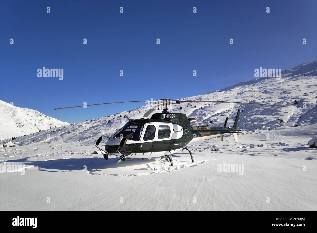 Porta, Frankreich - November 15 2019: Der Eurocopter AS350 Ecureuil (Squirrel), jetzt Airbus Helicopters H125, ist ein einmotoriger Helikopter für leichte Nutzfahrzeuge Stockfoto