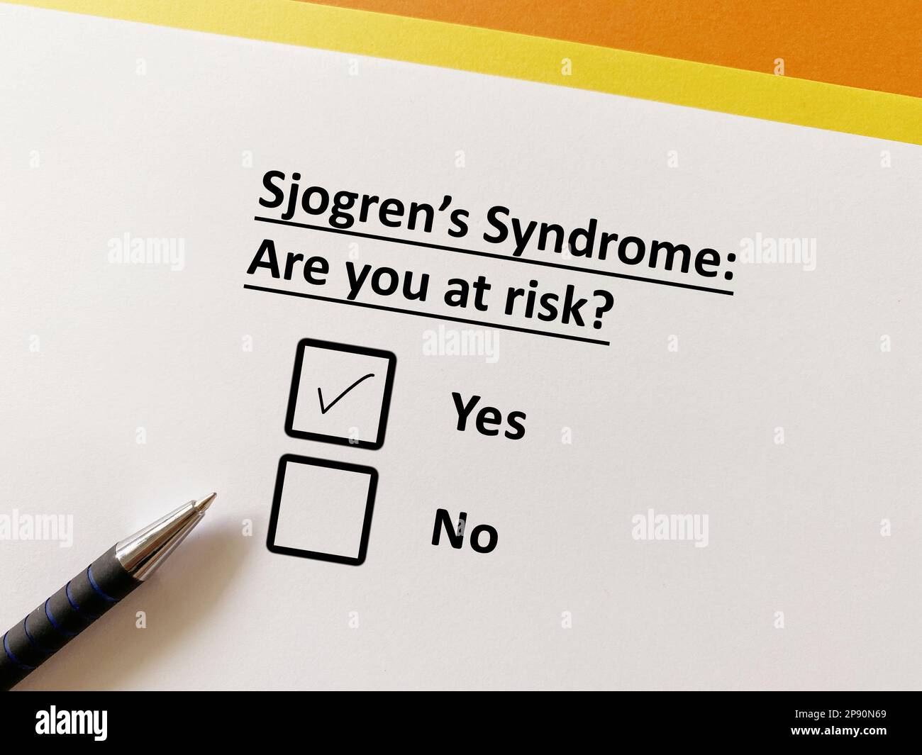 Eine Person beantwortet eine Frage über orthopädische Erkrankungen. Es besteht die Gefahr eines Sjögren-Syndroms. Stockfoto
