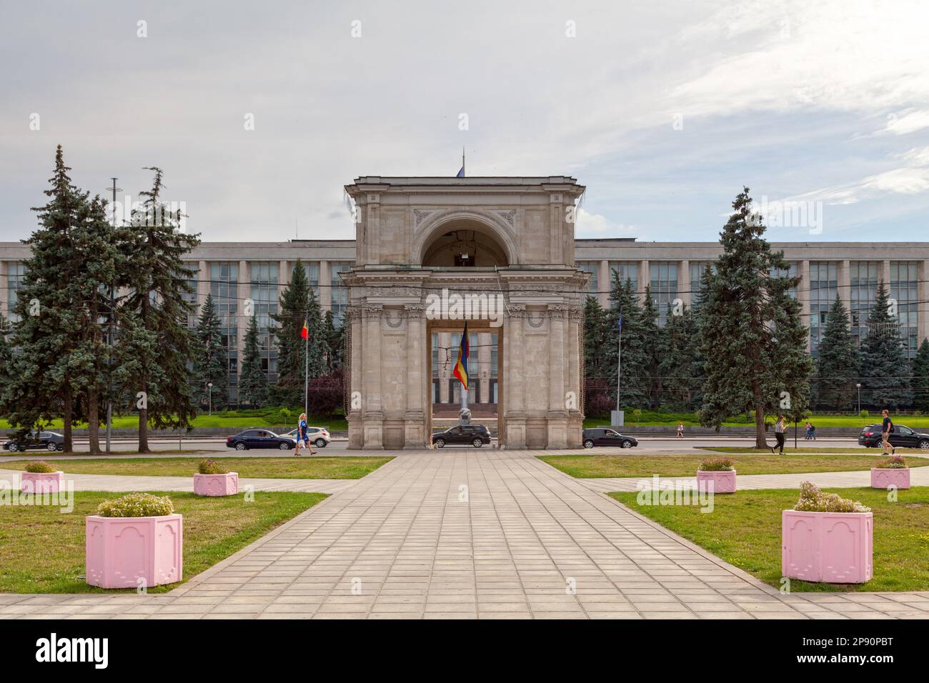 Chisinau, Moldawien - Juni 26 2018: Der Triumphbogen ist ein Denkmal im Zentrum von Chişinău neben der Geburtskirche auf der Piața Marii Adunǎri Stockfoto