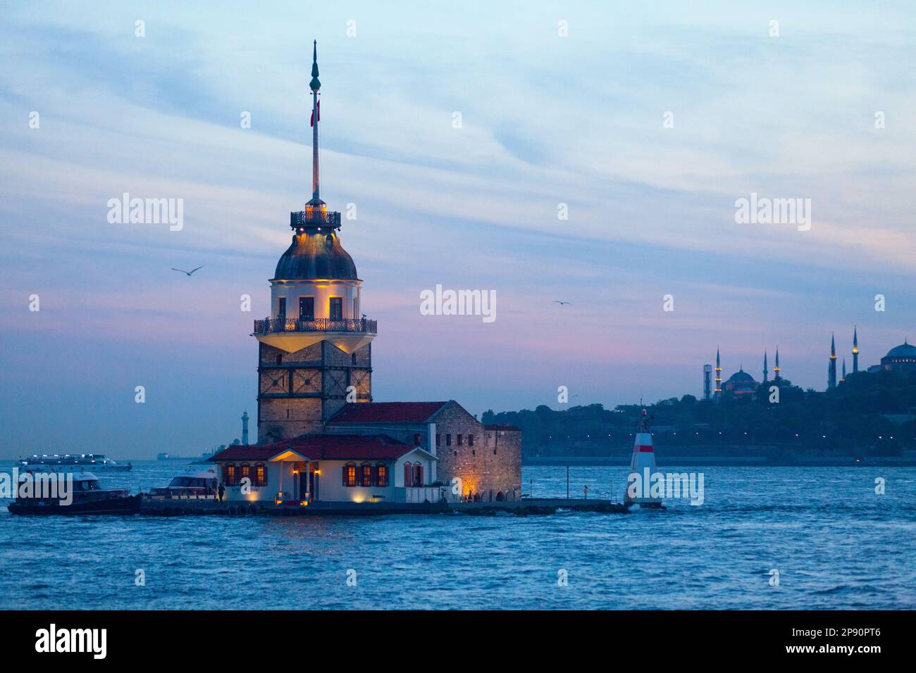 Istanbul, Türkei - Mai 12 2019: Der Jungfrauenturm, auch bekannt als Leander's Tower seit der mittelalterlichen byzantinischen Zeit, ist ein Turm, der auf einer kleinen isl liegt Stockfoto