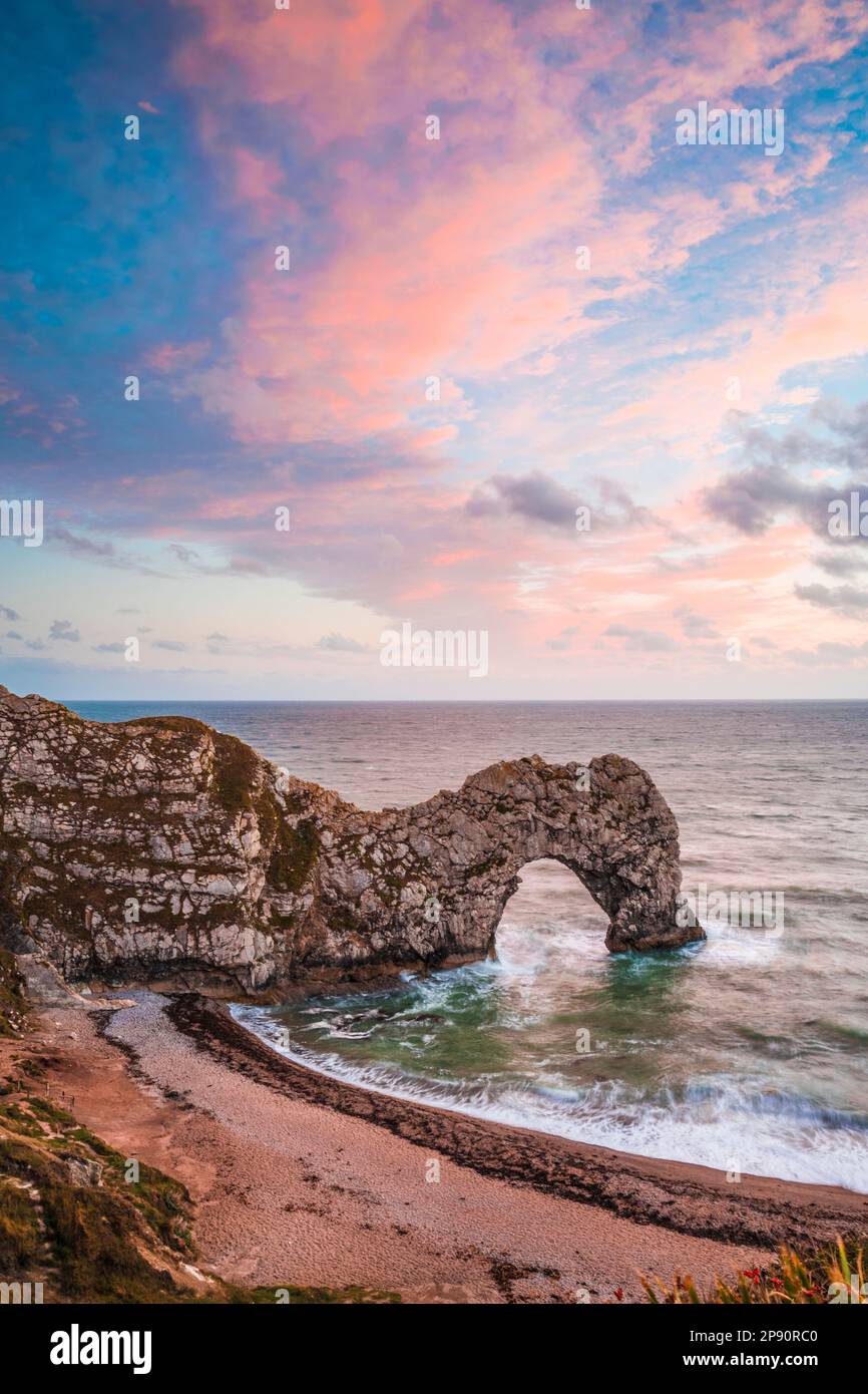 Sonnenuntergang am Durdle Door mit Blick auf Portland. Stockfoto