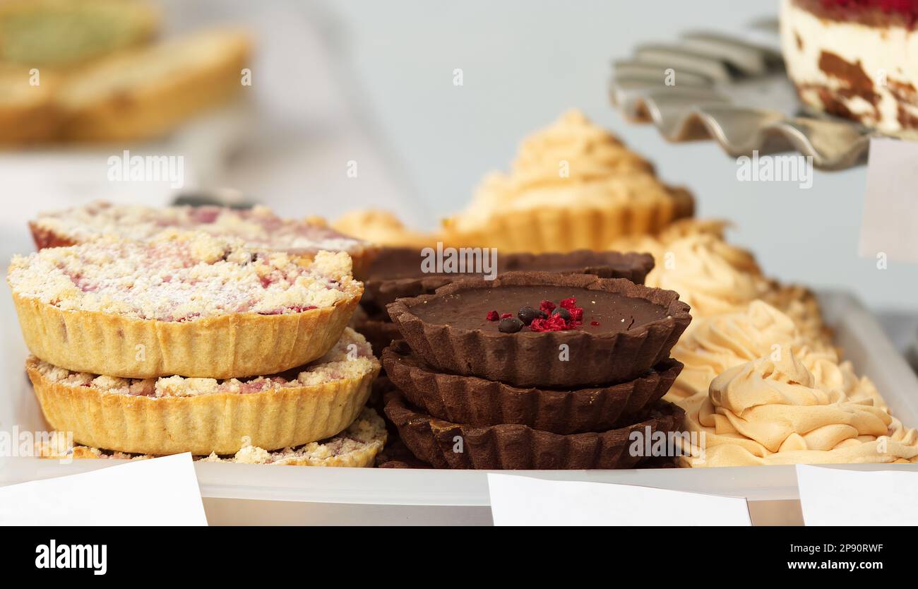 Waldobsttörtchen, Schokoladentörtchen mit Salzkaramell und Zitronentörtchen werden am Konditorstand auf dem Bauernmarkt in Prag ausgestellt. Nr. p Stockfoto