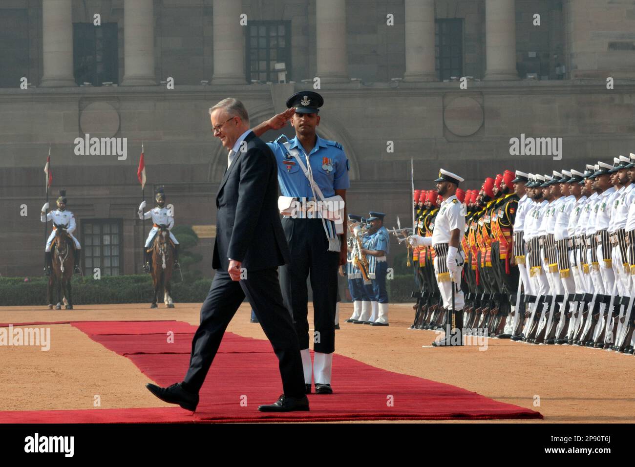 New Delhi, Delhi, Indien. 10. März 2023. Australischer Premierminister Anthony, albanesischer Abgeordneter, prüfen Sie die Ehrengarde während der His Welcome Ceremonial Reception in Rashtrapati bhavan, in New Delhi am Freitag, den 10. März 2023 (Kreditbild: © Ravi Batra/ZUMA Press Wire), NUR REDAKTIONELLE VERWENDUNG! Nicht für den kommerziellen GEBRAUCH! Stockfoto