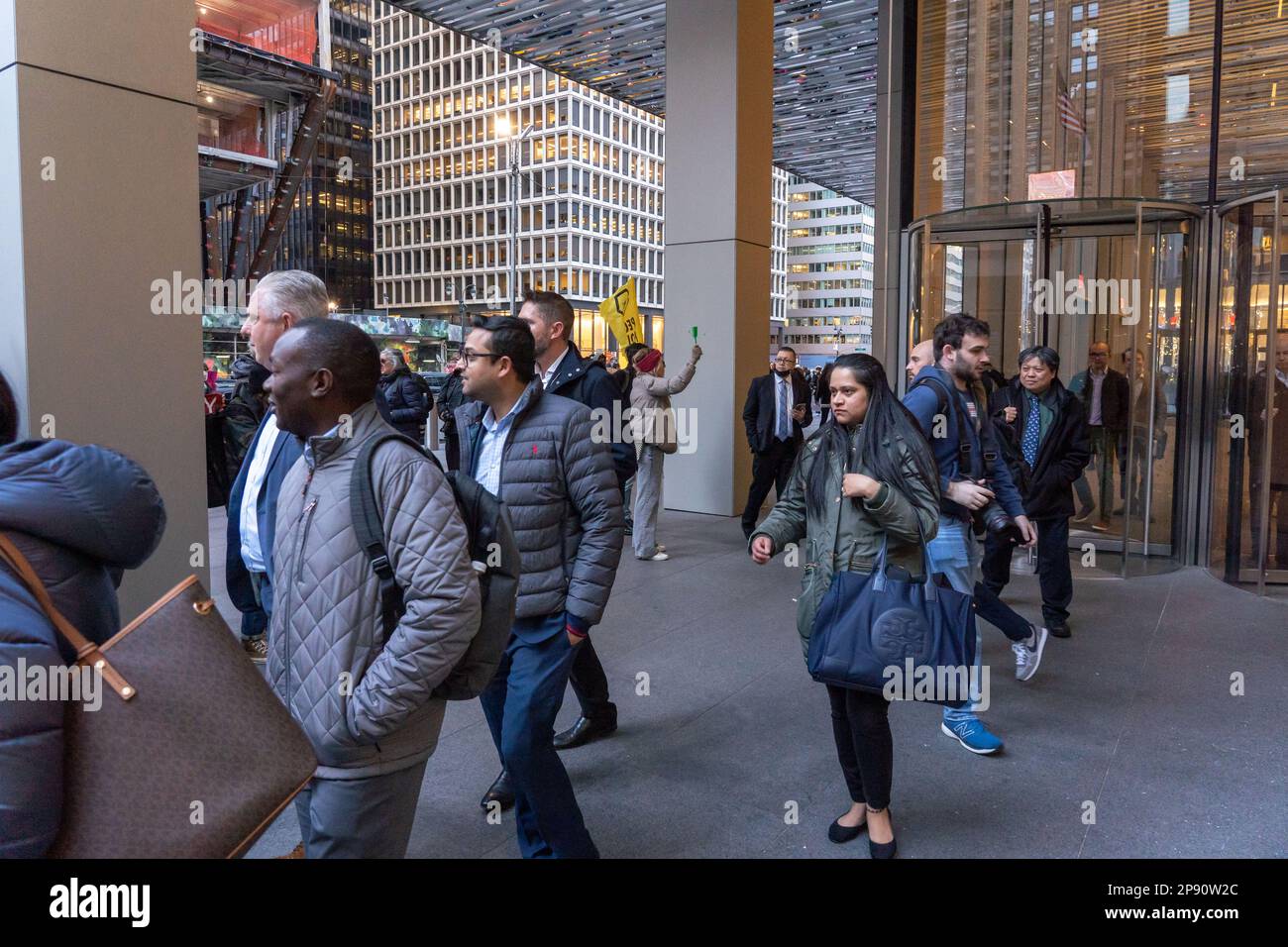 New York, Usa. 09. März 2023. Menschen verlassen das Gebäude der New ...