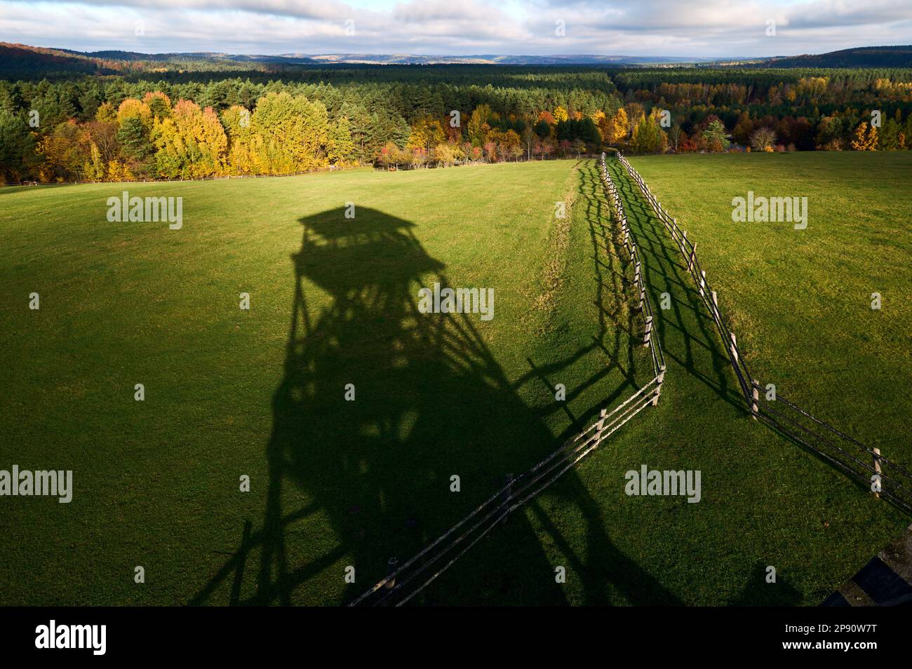 Roztocze Landschaft vom Aussichtsturm mit seinem Schatten in Zwierzyniec. Stockfoto