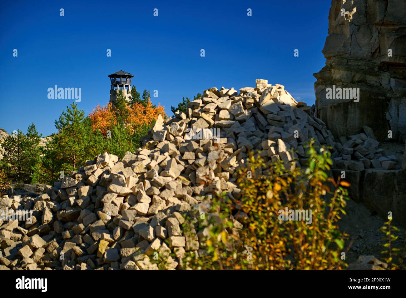 Steine und Aussichtsturm im Steinbruch in Józefów in Roztocze Stockfoto