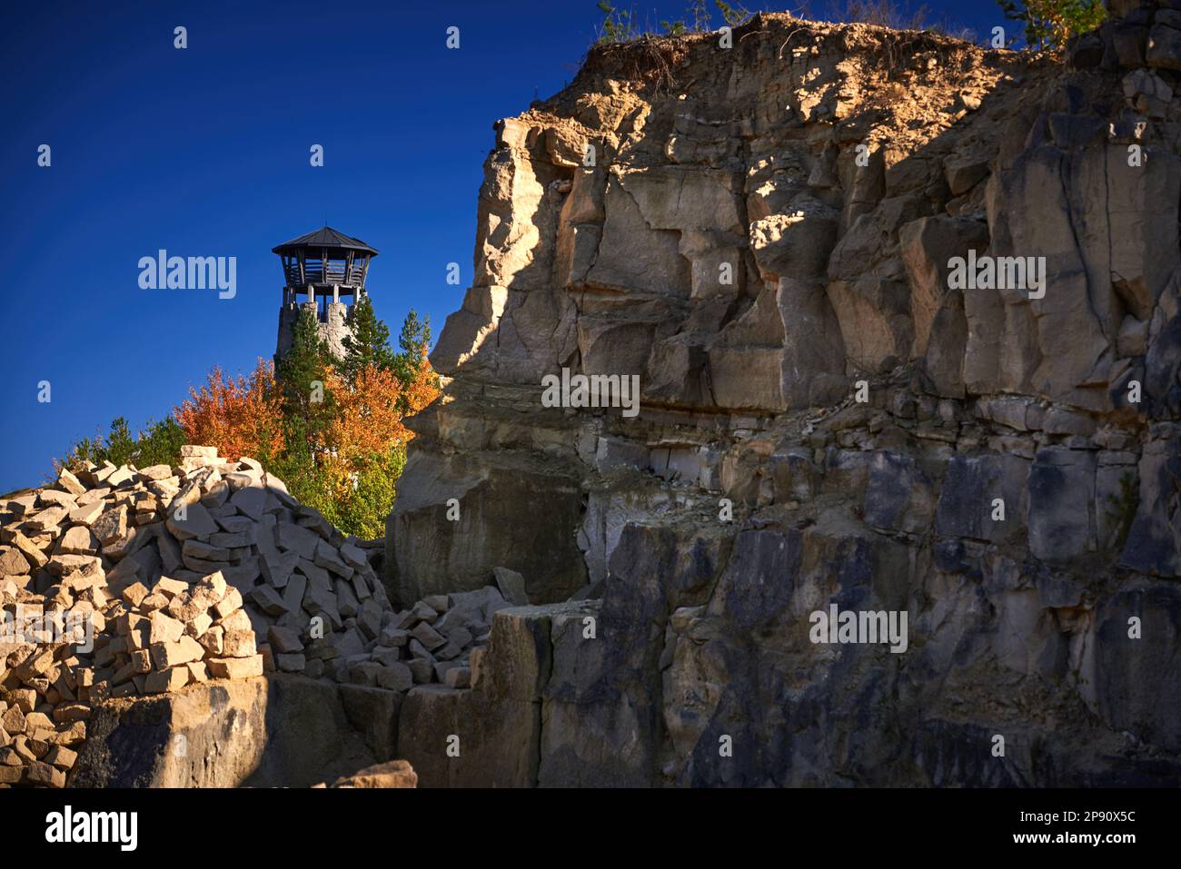 Blick auf den Aussichtsturm aus Stein im Steinbruch in Józefów in Roztocze Stockfoto