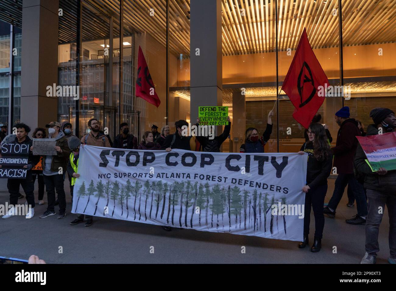 Demonstranten halten vor den Büros von JPMorgan Chase &amp; Co. In New York ...