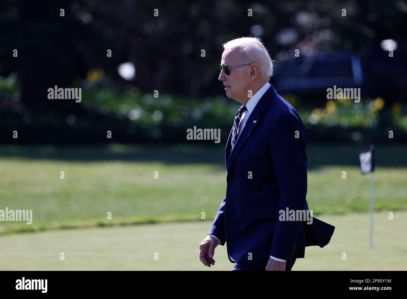 Washington, USA. 9. März 2023. USA Präsident Joe Biden geht am 9. März 2023 über den South Lawn, um an Bord von Marine One im Weißen Haus in Washington, DC, USA zu gehen. USA Präsident Joe Biden kündigte seinen Haushaltsvorschlag für das nächste Geschäftsjahr am Donnerstag an.GEMEINSAM MIT „Biden kündigt den Haushaltsplan für das Geschäftsjahr 2024 an“ Kreditlinie: Ting Shen/Xinhua/Alamy Live News Stockfoto