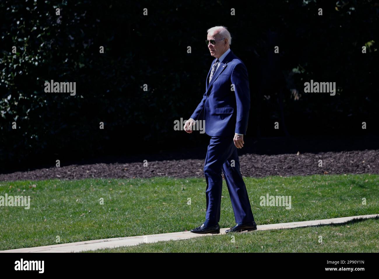 Washington, USA. 9. März 2023. USA Präsident Joe Biden geht am 9. März 2023 über den South Lawn, um an Bord von Marine One im Weißen Haus in Washington, DC, USA zu gehen. USA Präsident Joe Biden kündigte seinen Haushaltsvorschlag für das nächste Geschäftsjahr am Donnerstag an.GEMEINSAM MIT „Biden kündigt den Haushaltsplan für das Geschäftsjahr 2024 an“ Kreditlinie: Ting Shen/Xinhua/Alamy Live News Stockfoto