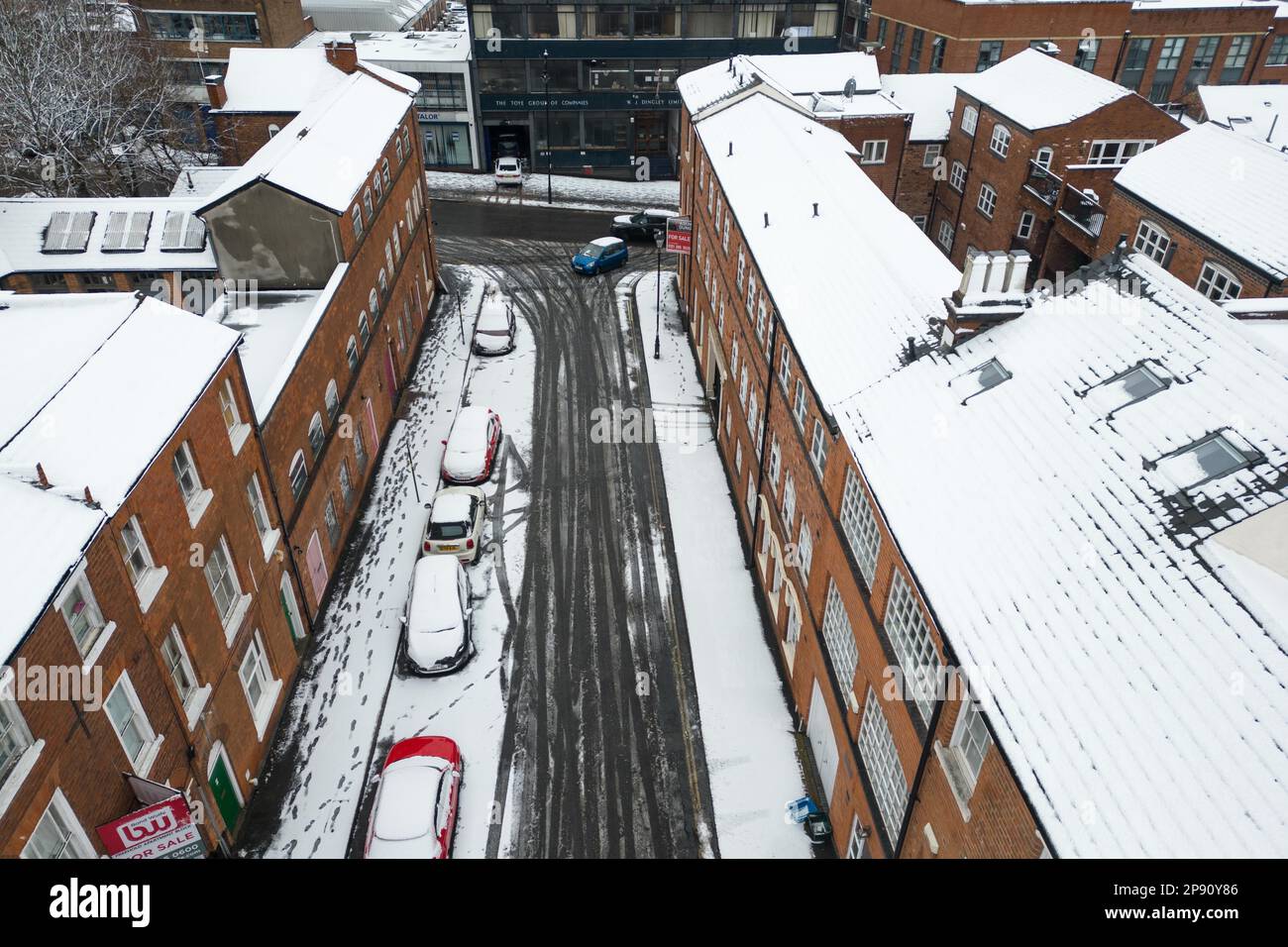 Juwelery Quarter, Birmingham, 10. März 2023 - Drohnenbilder über Birmingham's Jewellery Quarter und Warstone Lane Cemetery als winterliche Bedingungen aus „The Beast from the East“ die Stadt in den frühen Morgenstunden bedeckten. Quelle: Stop Press Media/Alamy Live News Stockfoto