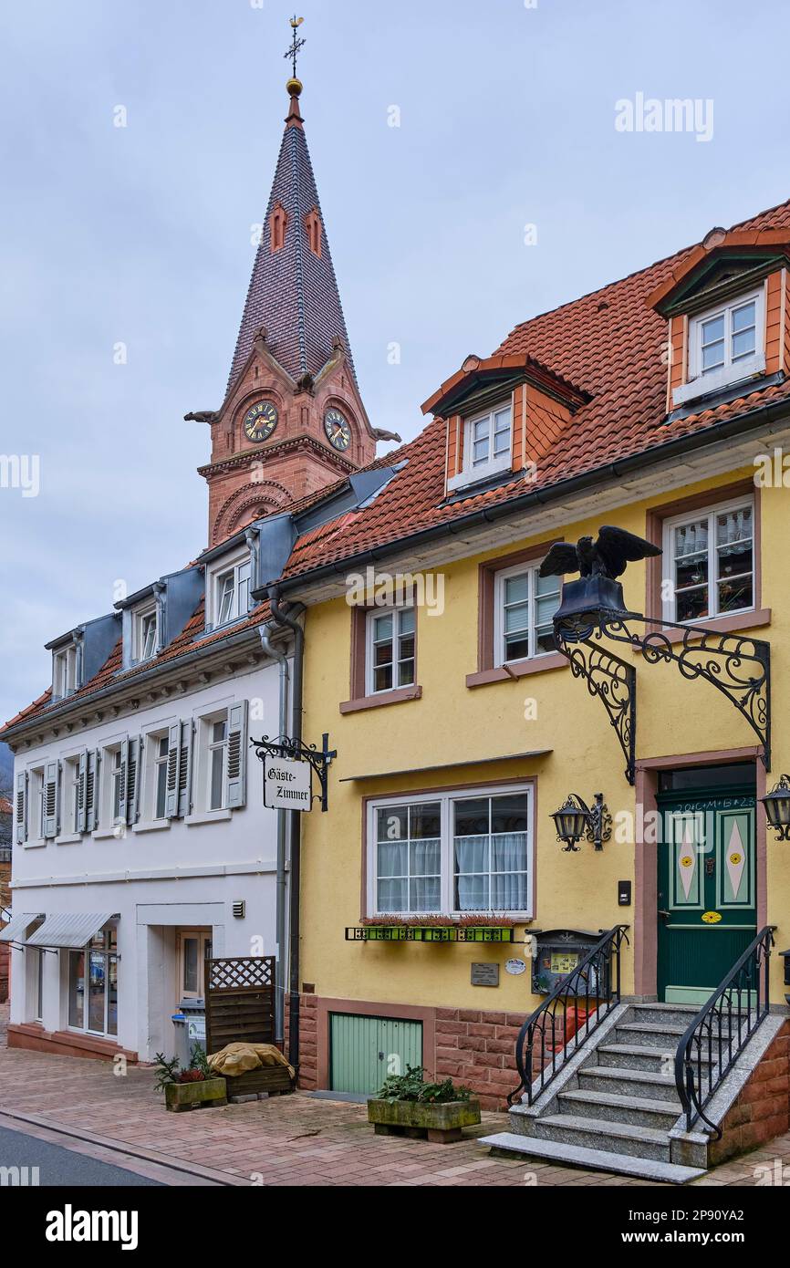 Historische Architektur in der Hauptstraße der Altstadt von Neckargemünd, Baden-Württemberg, Deutschland, Europa. Stockfoto