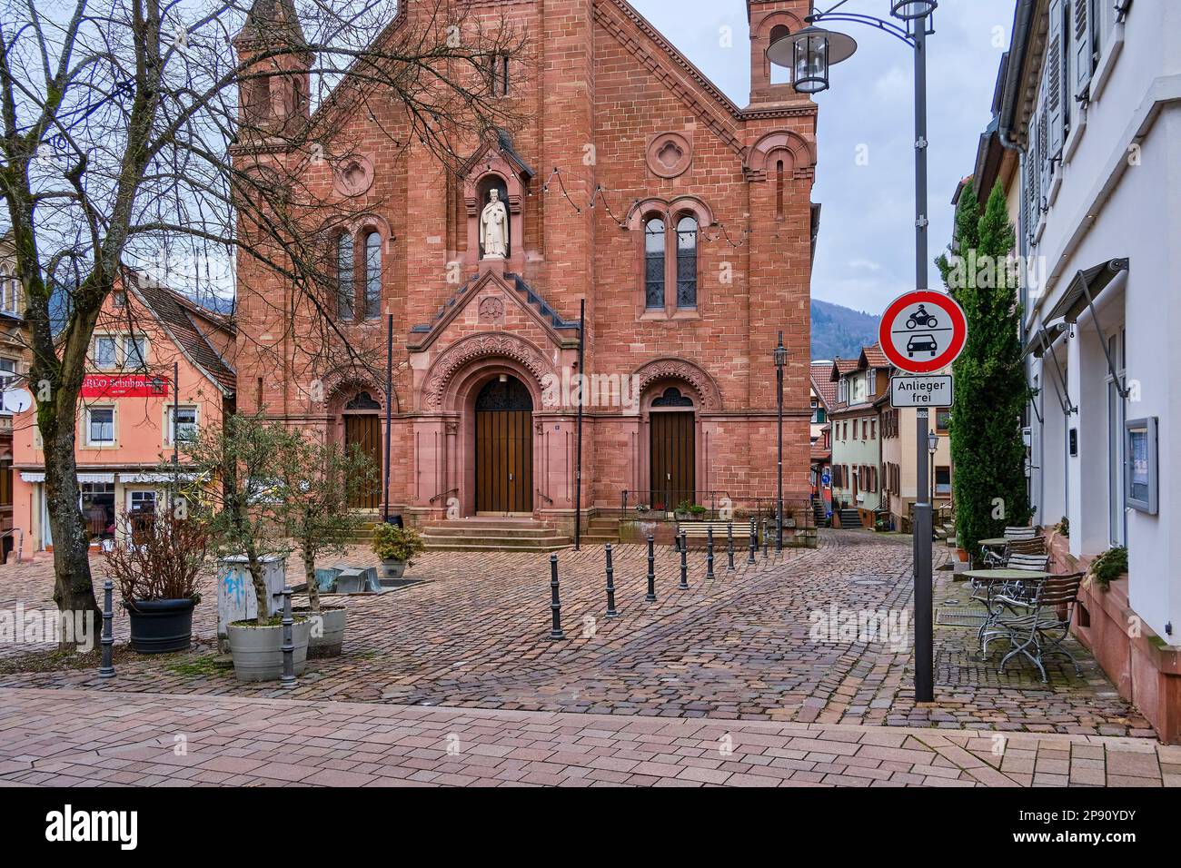 Die neoromaneske katholische Pfarrkirche St. John Nepomuk in der Stadt Neckargemünd, Baden-Württemberg, Deutschland, Europa. Stockfoto