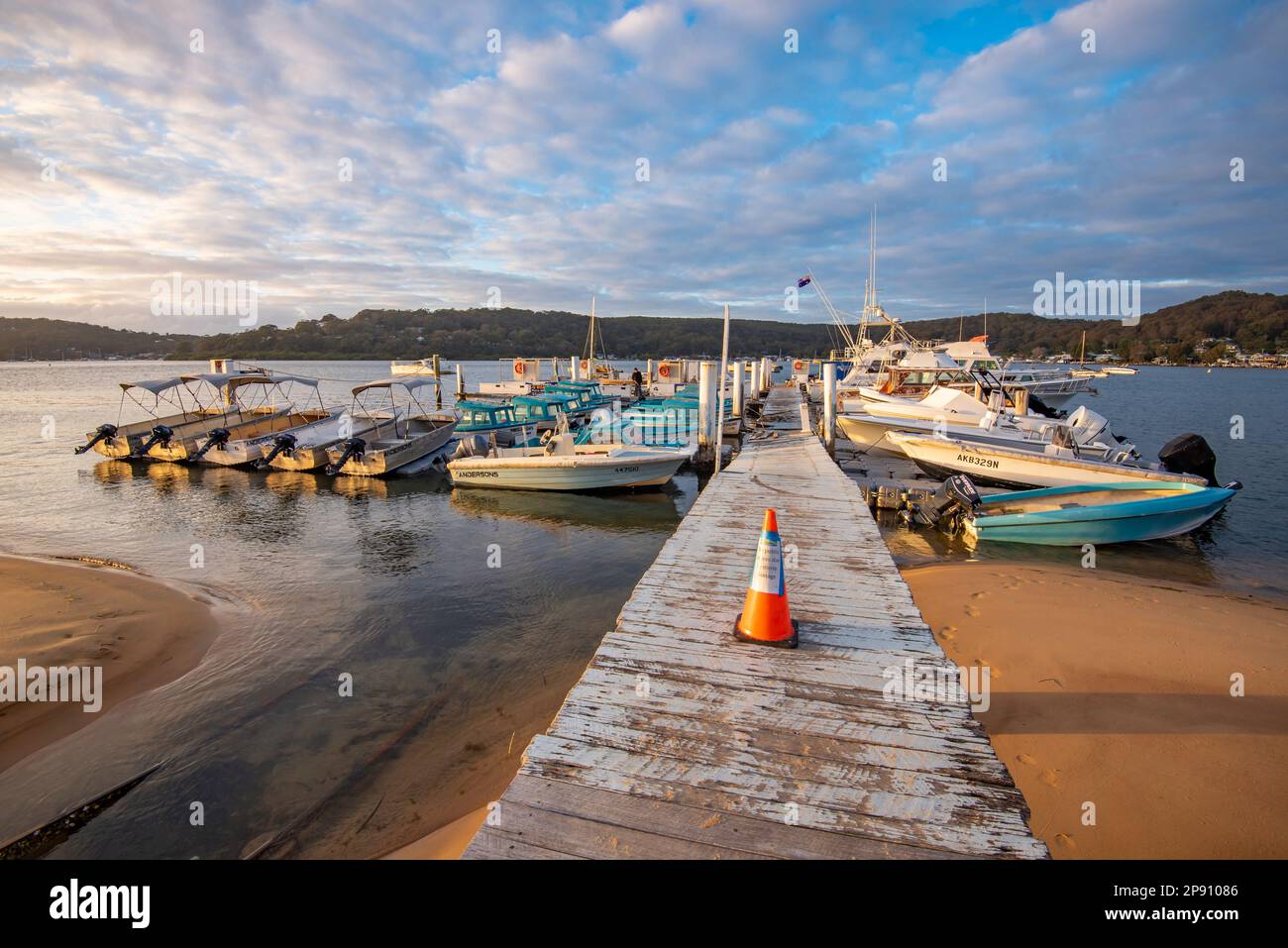 Eine enge, durch Sturm beschädigte Anlegestelle oder Anlegestelle führt zu Andersons Mietbooten und anderen privaten Booten am Ettalong Beach an der Central Coast von New South Wales Stockfoto