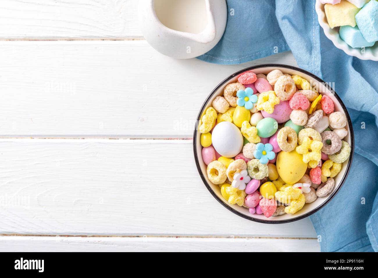 Frühstück osterhase Trail Mix. Bunte Frühstückszerealien und Flocken, mit Schokoladeneiern, Marshmallow, Zuckerstreuseln, Snacks. Süßes Haus Stockfoto