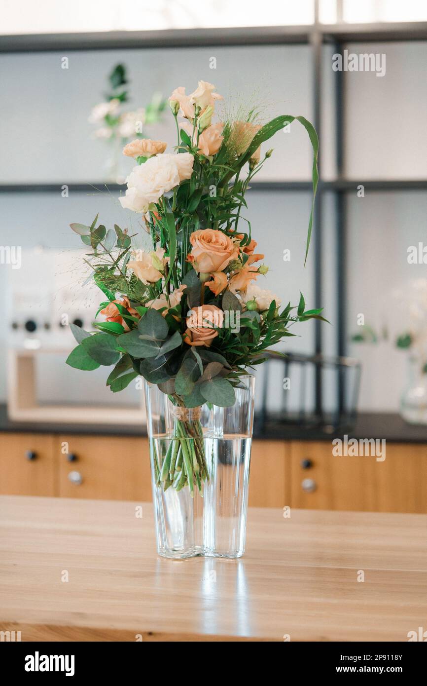 Blumenstrauß in einer Glasvase auf dem Tisch Stockfoto