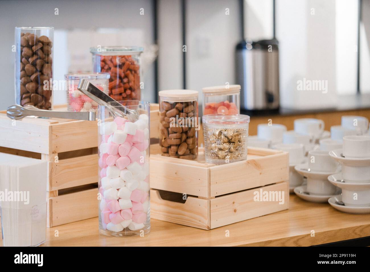 Candy Bar mit verschiedenen Süßigkeiten und Gebäck auf dem Tisch. Stockfoto
