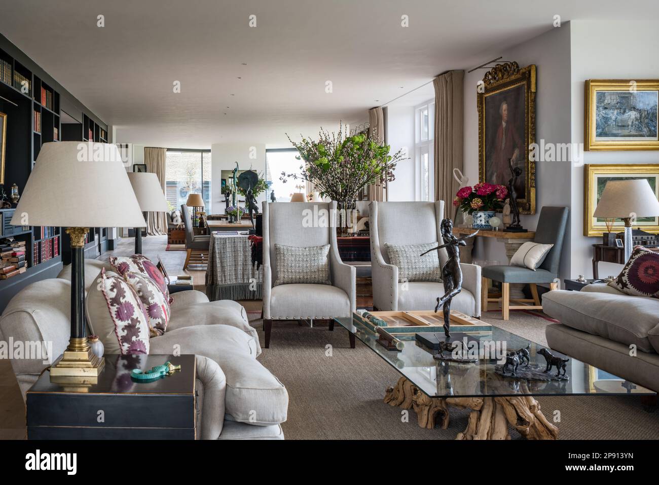 Statue von Diana, der Jägerin, auf einem gläsernen Kaffeetisch mit Marmorlampen im neu erbauten Haus der Cotswolds Stockfoto