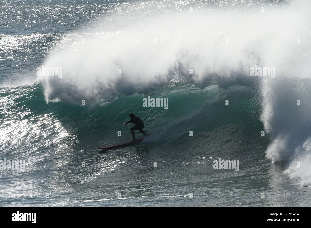 Big Wave Surfing am Bells Beach ein Surfer versteckt sich im grünen Raum Stockfoto