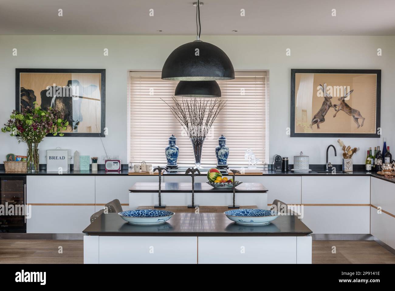 Moderne Küche mit blau-weißen Keramiken im neu erbauten Haus der Cotswolds Stockfoto