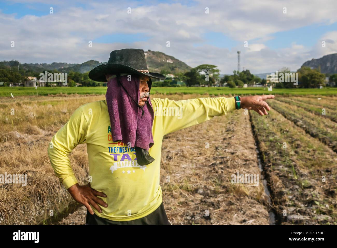 Ein Landwirt zeigt seinen Arbeitsplatz auf einem kleinen Ackerland in Teresa. Die Landwirte auf den Philippinen stehen vor einer Vielzahl sozialer Probleme. Eines der schwerwiegendsten sozialen Probleme ist die Landlosigkeit, die durch die unzureichende Unterstützung der Regierung noch verschärft wird. Viele philippinische Bauern sind gezwungen, als Pächter oder Teilhaber zu arbeiten, wobei sie wenig Sicherheit und Kontrolle über ihr eigenes Land haben. Darüber hinaus leiden die Landwirte unter den drohenden Düngemittelpreisen, die über 2000 Pesos (40 USD) pro Sack liegen, was zu einem niedrigen Einkommen führt und sich negativ auf ihren Lebensunterhalt auswirkt. Stockfoto
