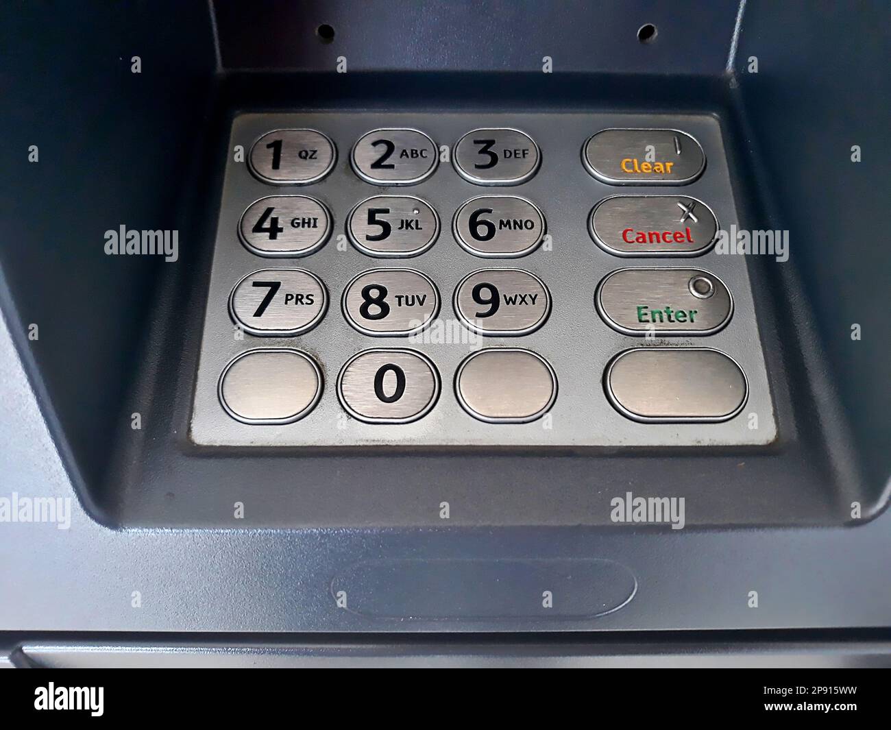 Schließen Sie die zahlentasten des geldautomaten, um Geld mit indonesischer Rupiah abzuheben Stockfoto