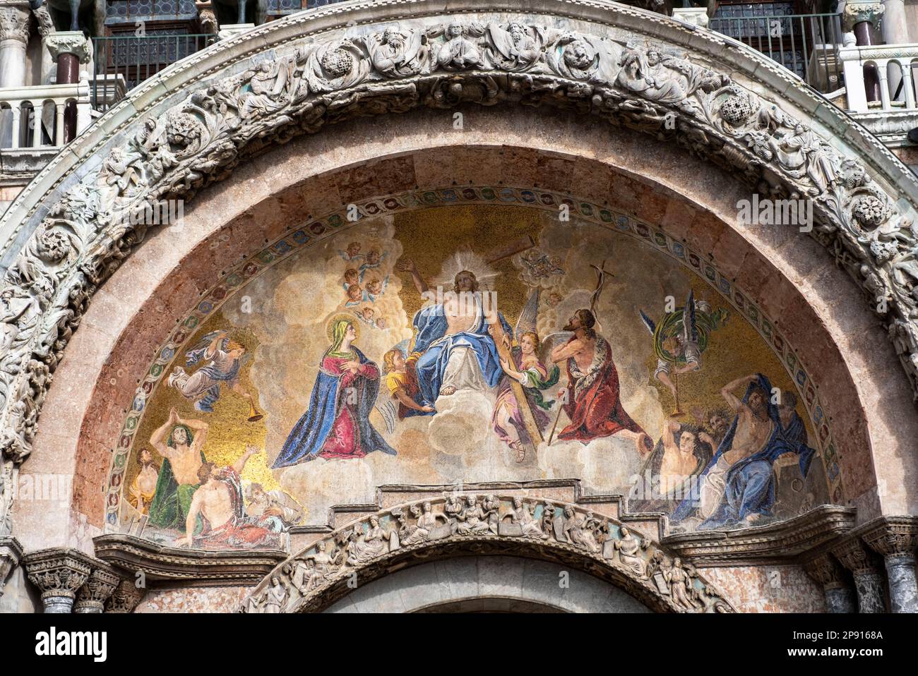 Detail der Fassade der Basilika di San Marco (Markusdom) Piazza San Marco, Venedig, Italien Stockfoto