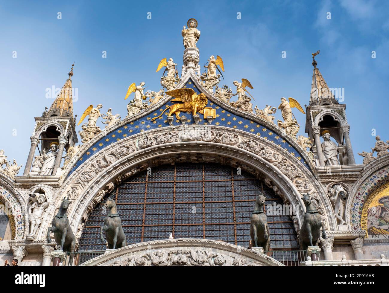 Detail der Fassade der Basilika di San Marco (Markusdom) Piazza San Marco, Venedig, Italien Stockfoto