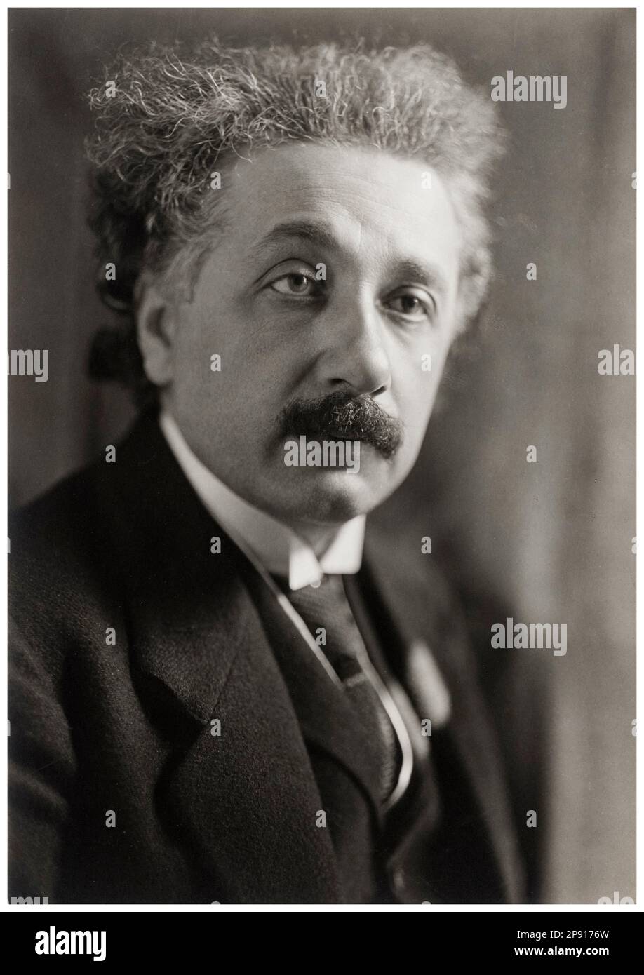 Albert Einstein (1879-1955), in Deutschland geborener theoretischer Physiker, Porträtfoto von Harris & Ewing Studio, 1921 Stockfoto
