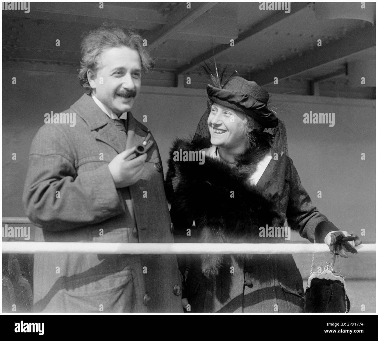 Albert Einstein (1879-1955), in Deutschland geborener theoretischer Physiker, mit seiner Frau Elsa Einstein (1876-1936), Ankunft in New York an Bord der SS Rotterdam, Foto von Bain News Service, 1915-1920 Stockfoto