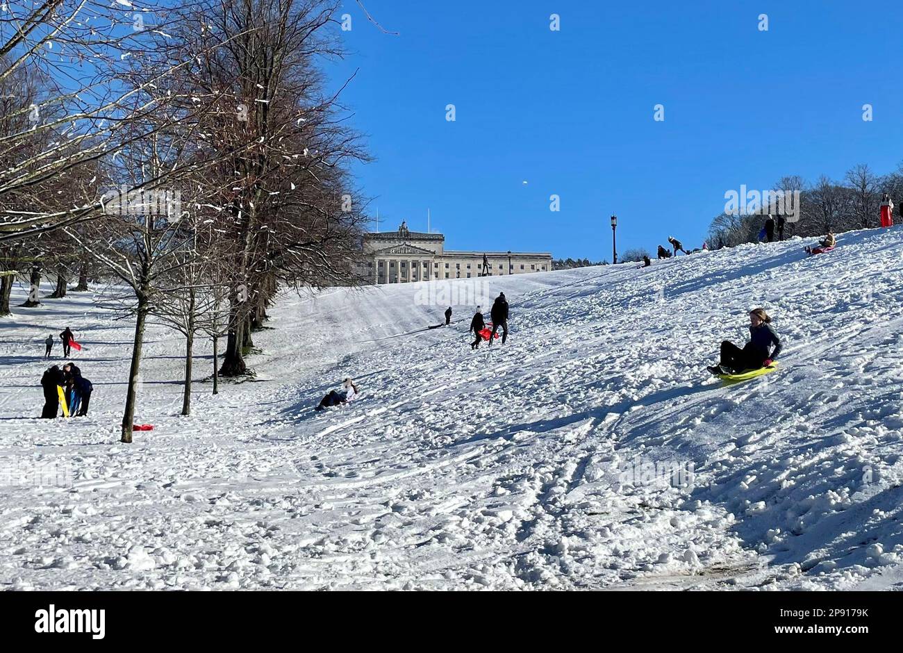 Die Menschen genießen den Schnee auf dem Stormont Estate in Belfast, Nordirland. Foto: Freitag, 10. März 2023. Stockfoto