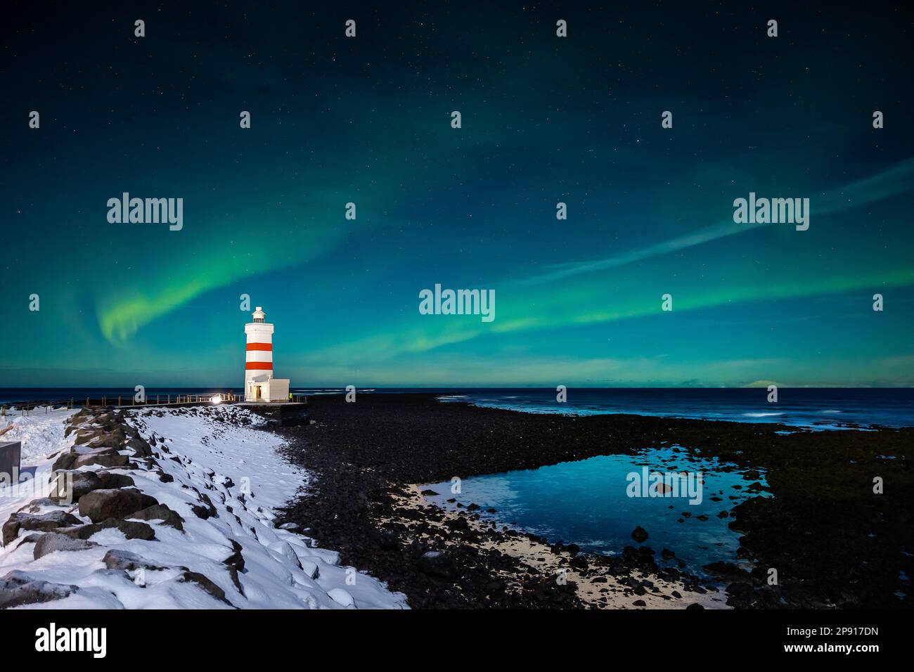 Nordlicht oder Aurora Borealis, anzeigen Gardur Leuchtturm, Reykanes Halbinsel, Island Stockfoto