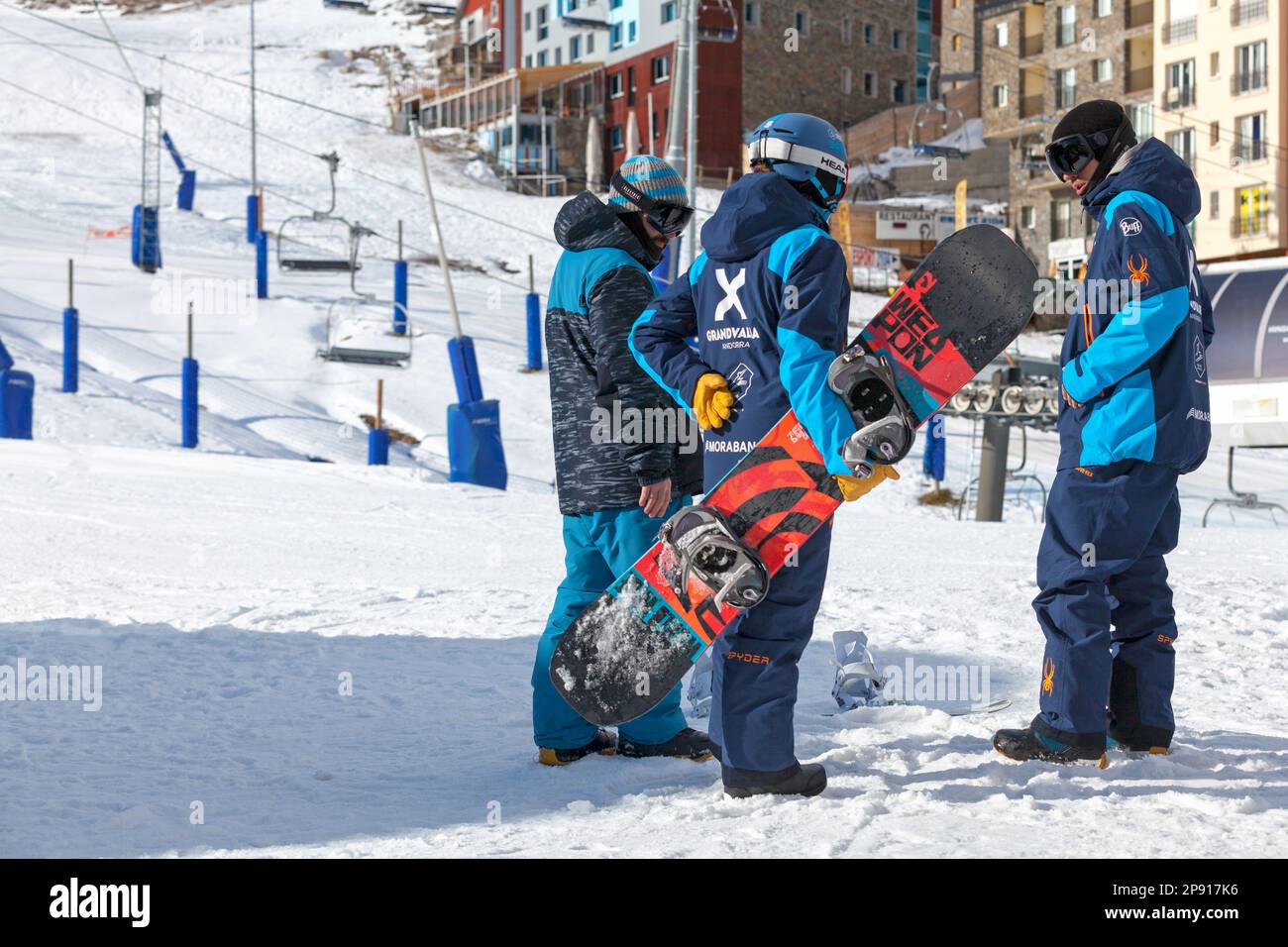 Pas de la Casa, Andorra, Dezember 02 2019: Snowboardlehrer machen eine Einführung auf der Skipiste von Grandvalira vor dem Beginn ihrer Kurse. Stockfoto