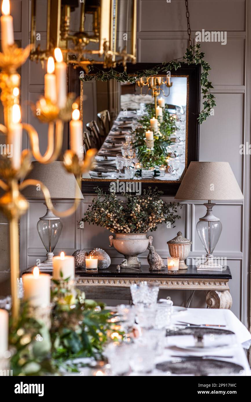 Weihnachtsessen im Spiegel mit Efeu im Art & Crafts Landhaus, Kent, Großbritannien Stockfoto