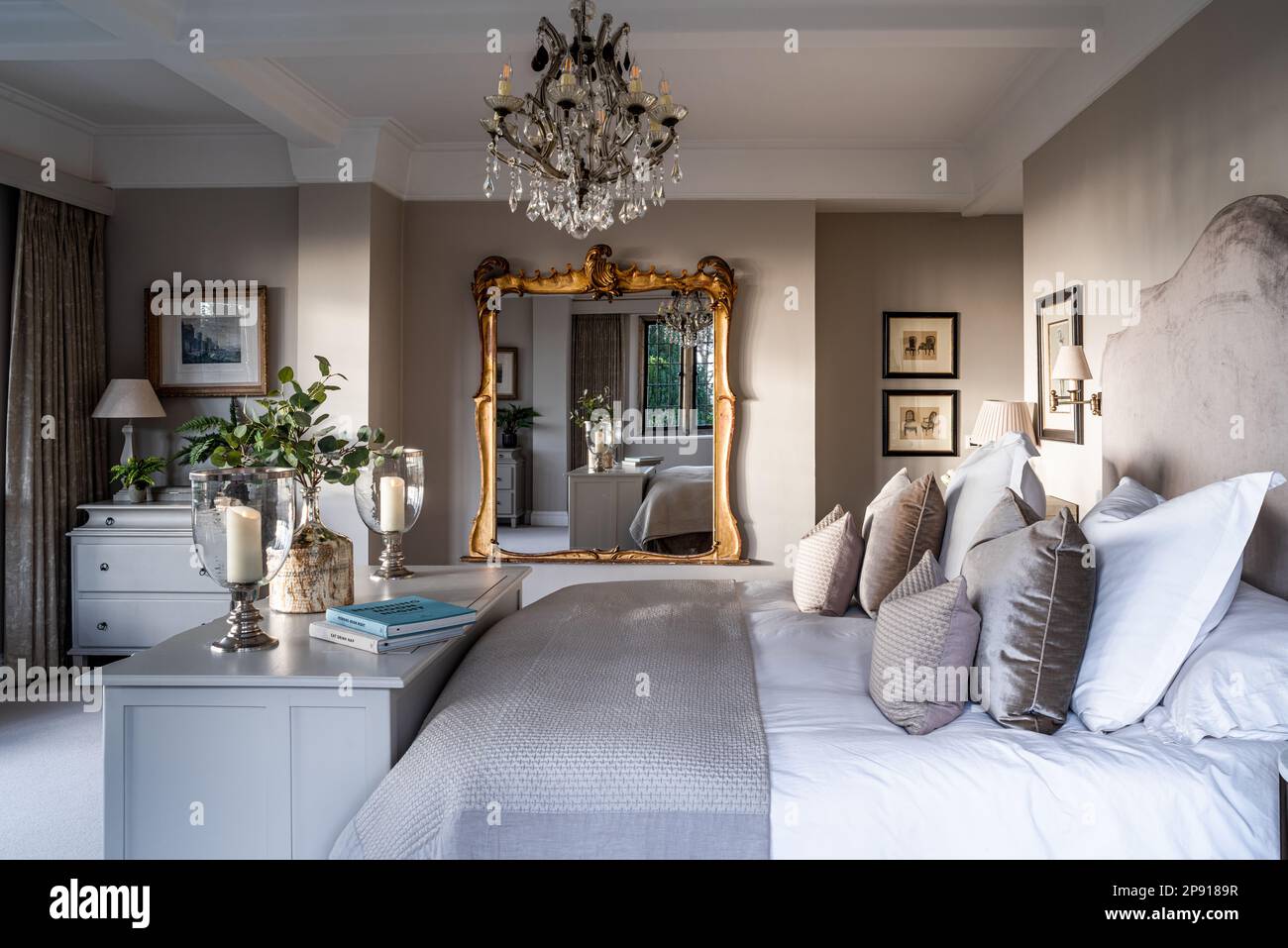 Goldgerahmter Spiegel im Doppelzimmer, Kunsthandwerk Landhaus, Kent, Großbritannien Stockfoto